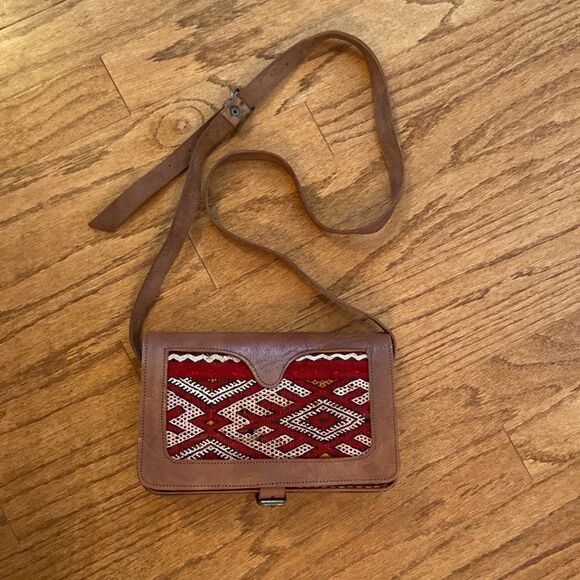 Leather brown bag w/ red and cream and black crochet on the front, shoulder bag - Picture 10 of 12